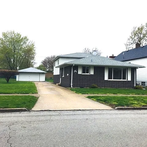 810 Greenbay Ave photo 1