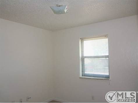 3rd image of 905 Marilyn Dr