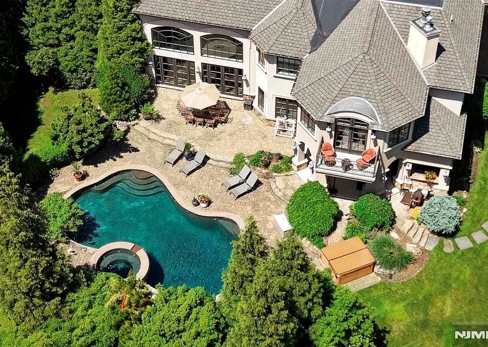 1st image of 70 Oak Dr