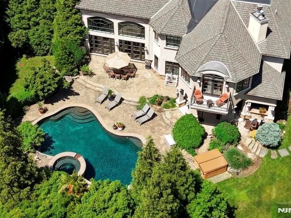 70 Oak Dr, Upper Saddle River, NJ 07458