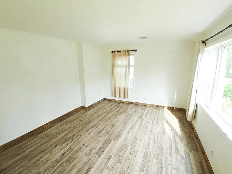 2512 Century Dr — Photo 4