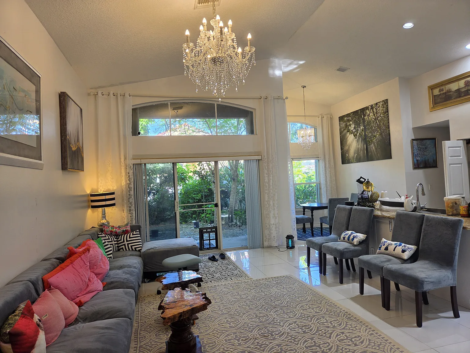 4 bed, 2574 sqft, $5,100 — Photo 2