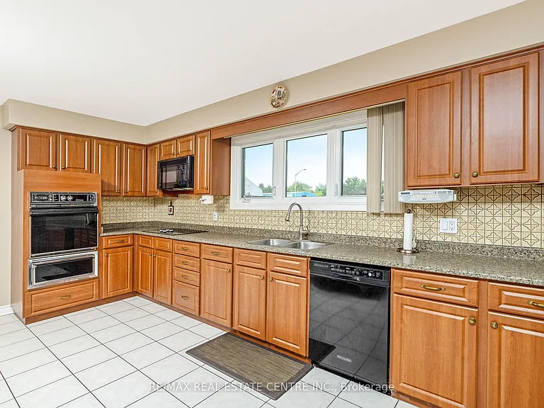 3161 Steeles Ave W — Photo 14