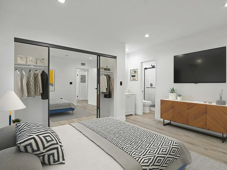 955 N Oxford Ave #8 — Photo 17