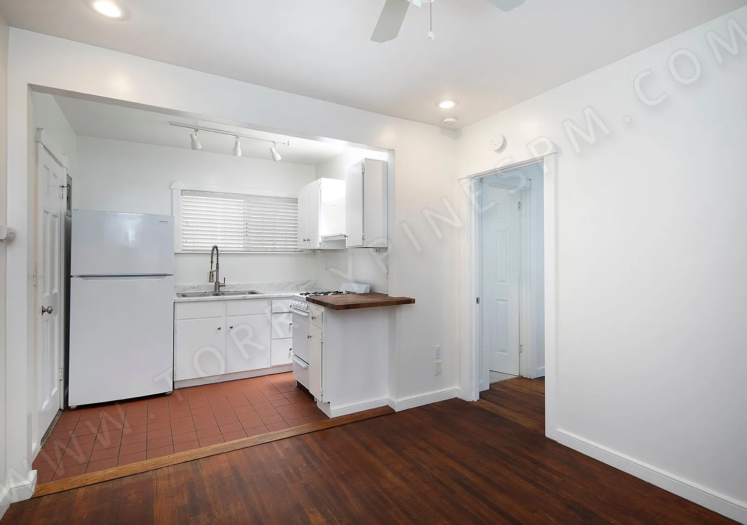 Crevillea Apartments — Photo 4