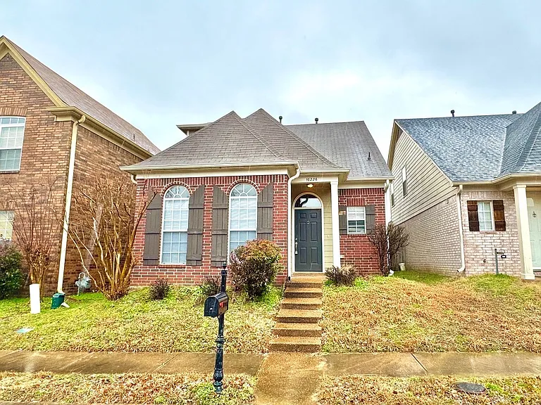10226 Sterling Ridge Dr — Photo 1