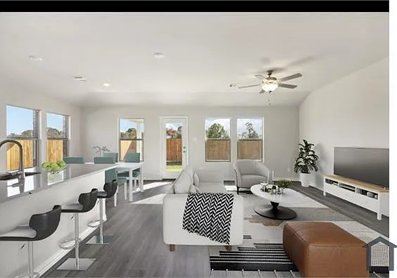 807 Easthill Dr — Photo 2