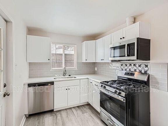 5th image of 3690 N Holly St