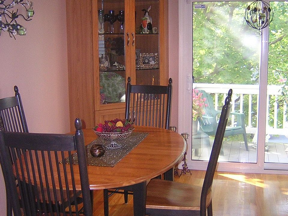 Eik w/Built-in China Cabinet