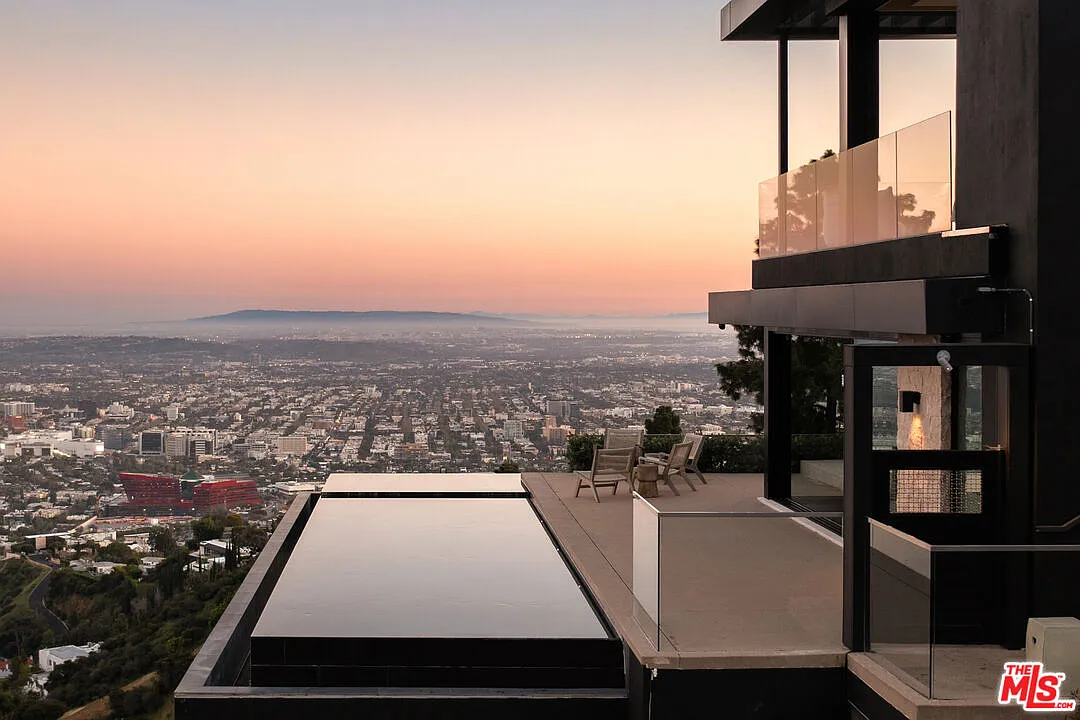 4 bed, 5.0 bath, 5000 sqft, $75,000 — Photo 1