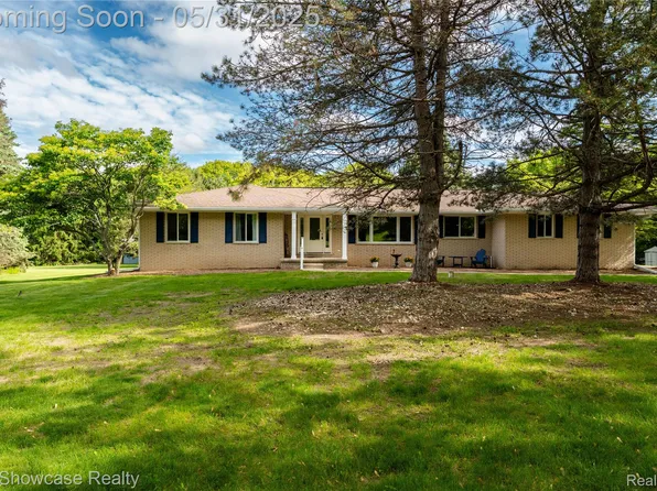 12225 Jeffers Ln, Fenton, MI 48430
