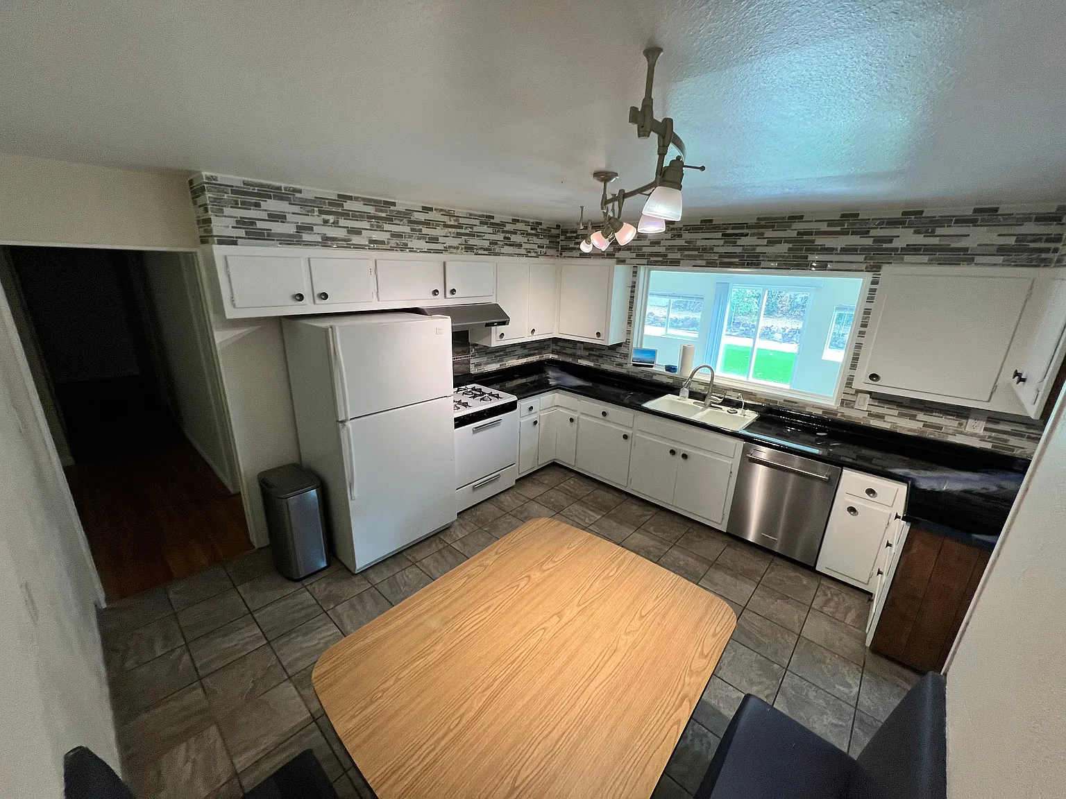 4 bed, 2.0 bath, 2262 sqft, $2,600 — Photo 4