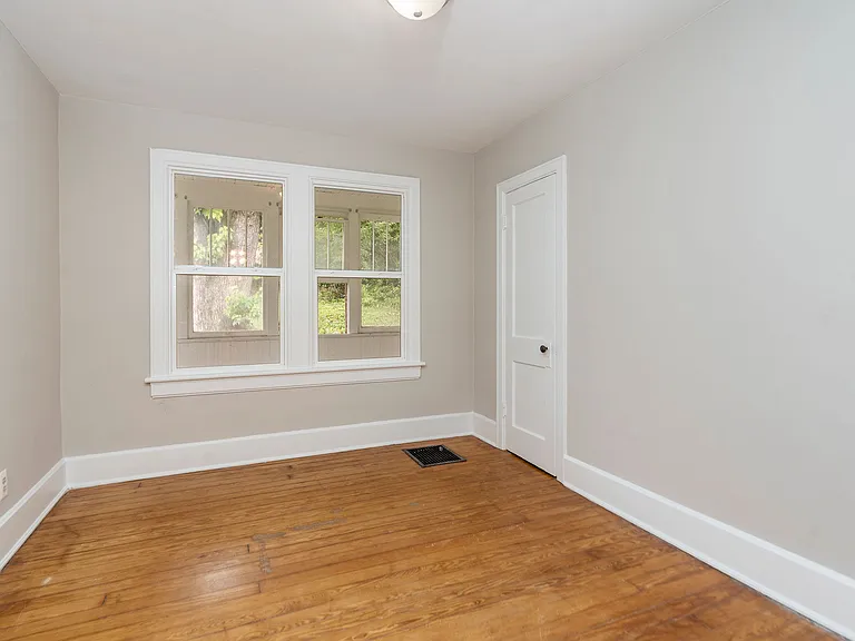 712 Middlebrook Ave — Photo 6