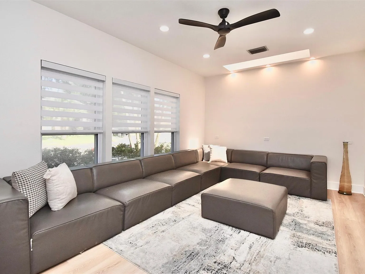 5 bed, 3.5 bath, 3140 sqft, $4,200 — Photo 3