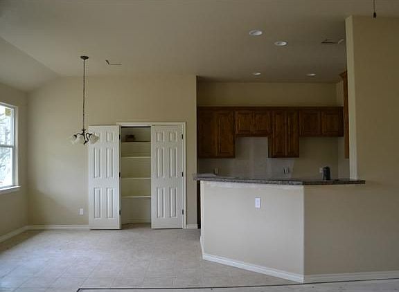 5th image of 502 Carriage Oaks Dr