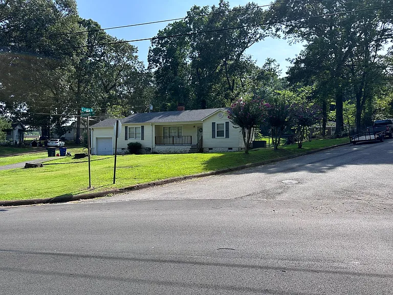 915 Stewart Ave — Photo 2