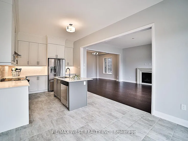 14 Periwinkle Rd E — Photo 2