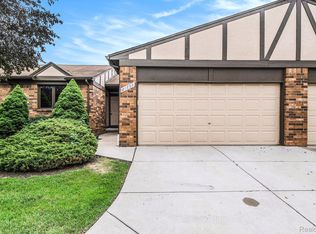 29703 Red Oak Dr, Warren, MI 48092