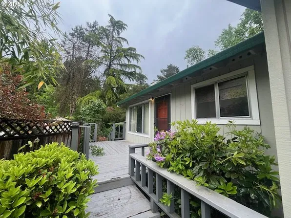 8304 SW Davies Ct, Portland, OR 97223