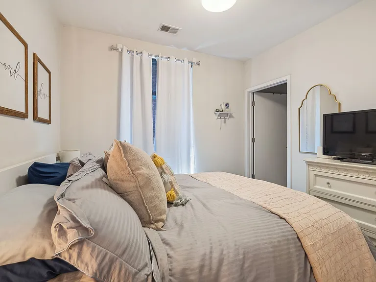 1045 W Cornelia — Photo 30