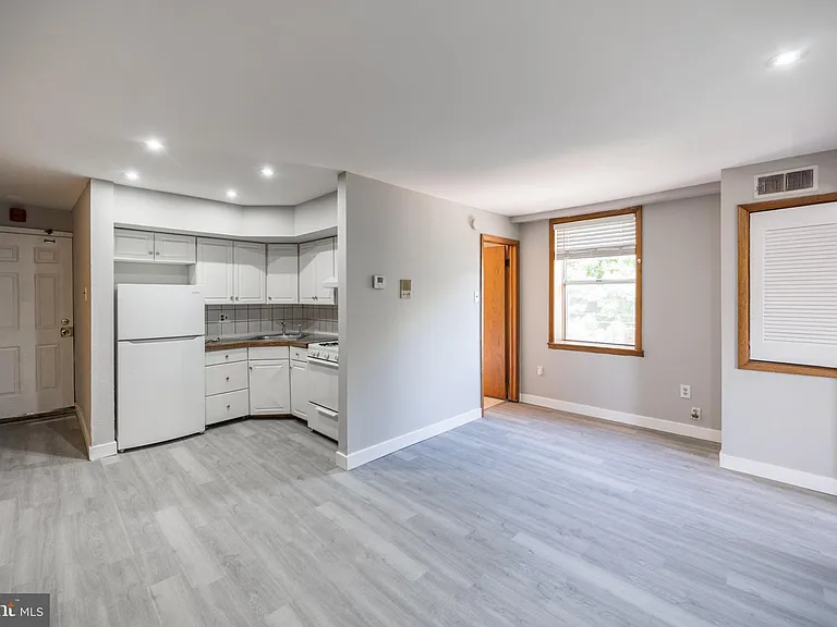 734 S 9th St #4F — Photo 2