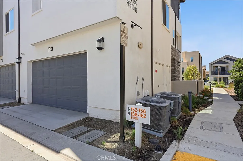 4 bed, 3.5 bath, 2324 sqft, $5,900 — Photo 2