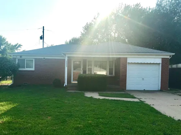 2809 S Larkin Dr, Wichita, KS 67216