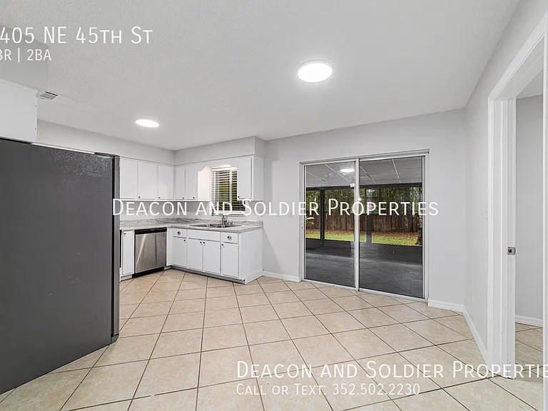 3405 NE 45th St — Photo 8