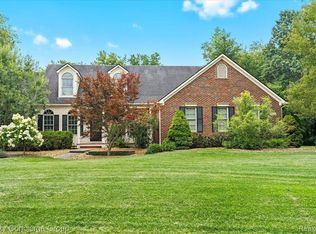 11086 Pine Needle Dr, Brighton, MI 48114