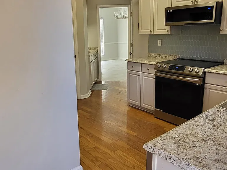 1118 Amberley Woods Dr — Photo 13
