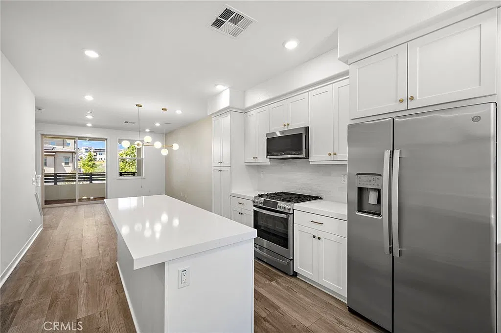 2 bed, 2.5 bath, 1263 sqft, $4,250 — Photo 2
