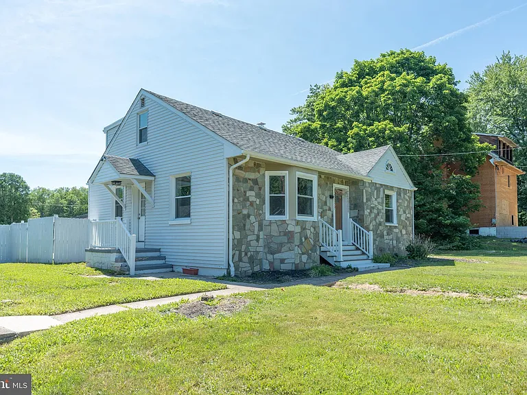75 Reeder Ave — Photo 41