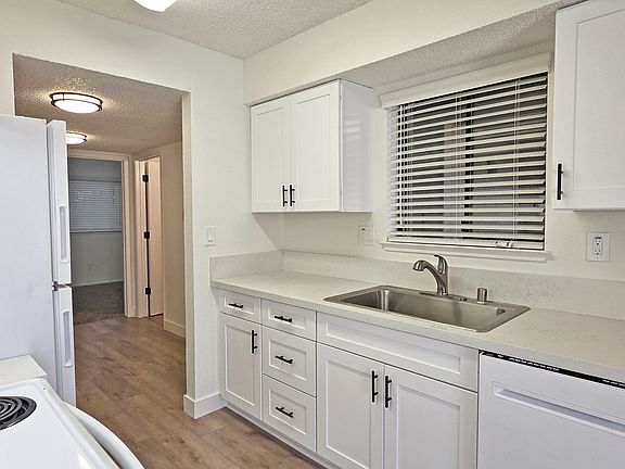 4th image of 2572 Knollwood Ct #102