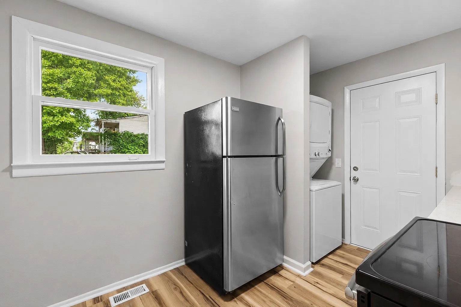 895 W Sharpe Ave — Photo 3