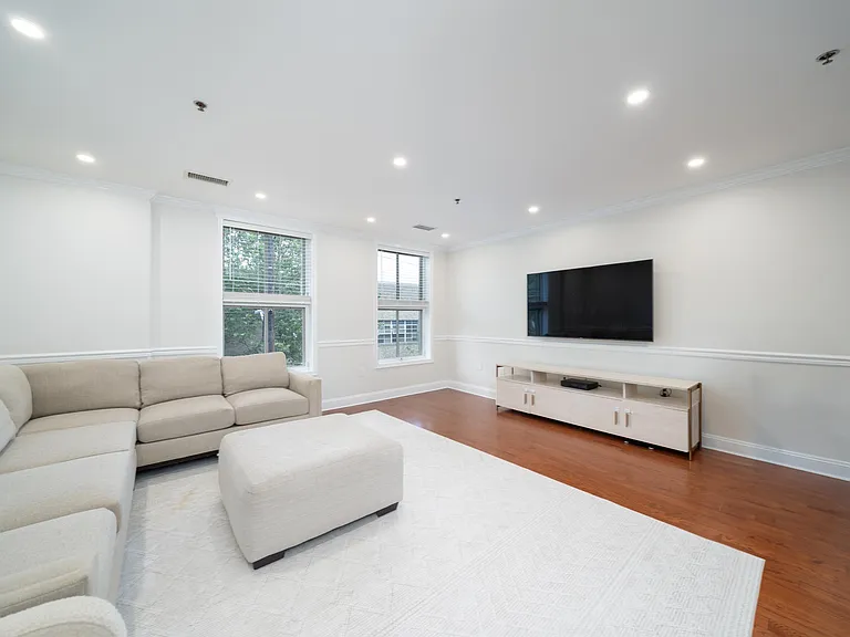 812 Grand St #314 — Photo 7
