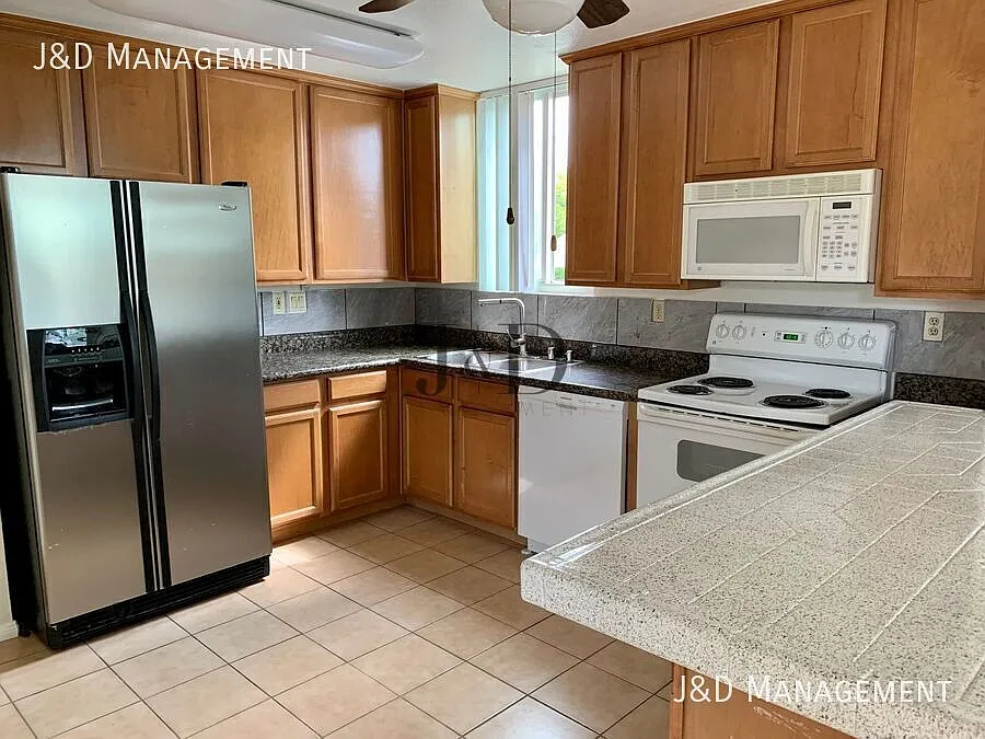 Spacious 3-Bedroom / 2-Bath Apartment In Clairemont — Photo 1