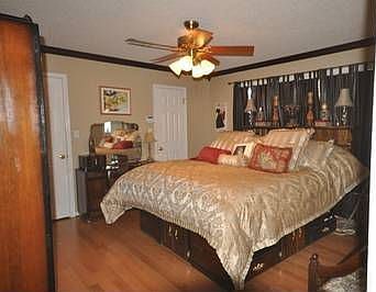 3rd image of 1905 Linden Ln
