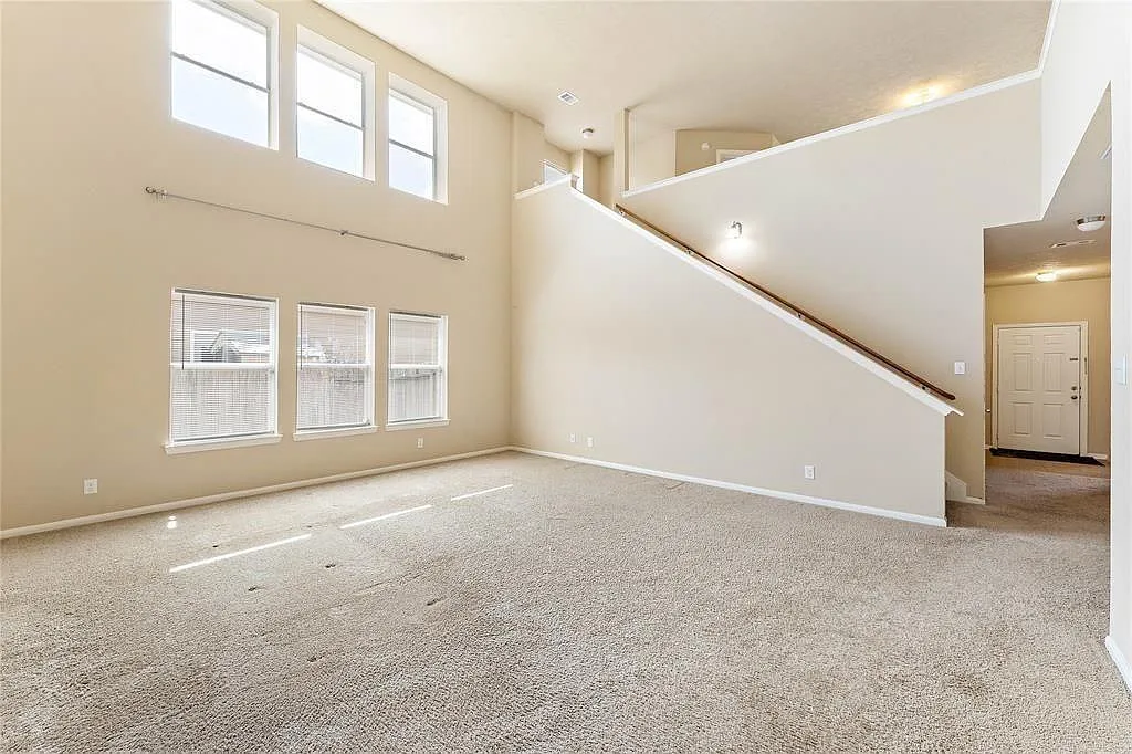 4 bed, 2.5 bath, 2504 sqft, $2,150 — Photo 3