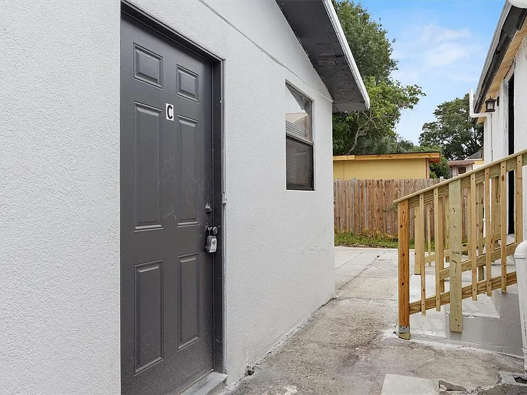 2406 E Clark St — Photo 32