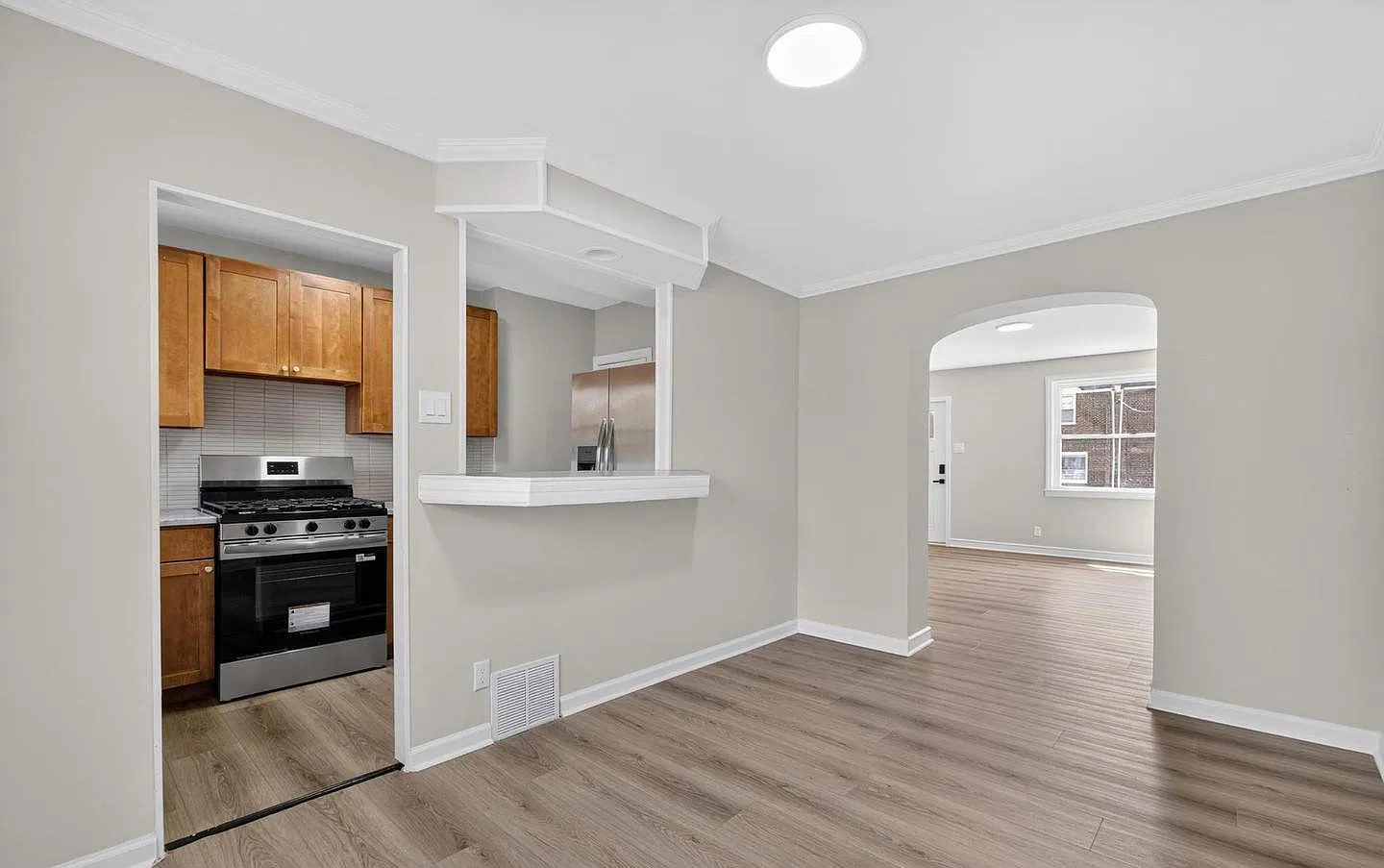3 bed, 1024 sqft, $1,950 — Photo 2