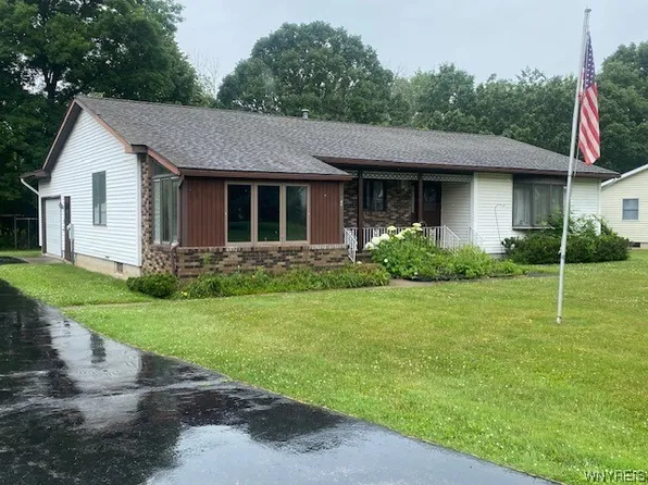 109 Eastview Dr, Medina, NY 14103