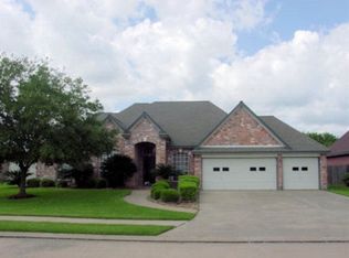 112 Indian Hawthorn, Lake Jackson, TX 77566