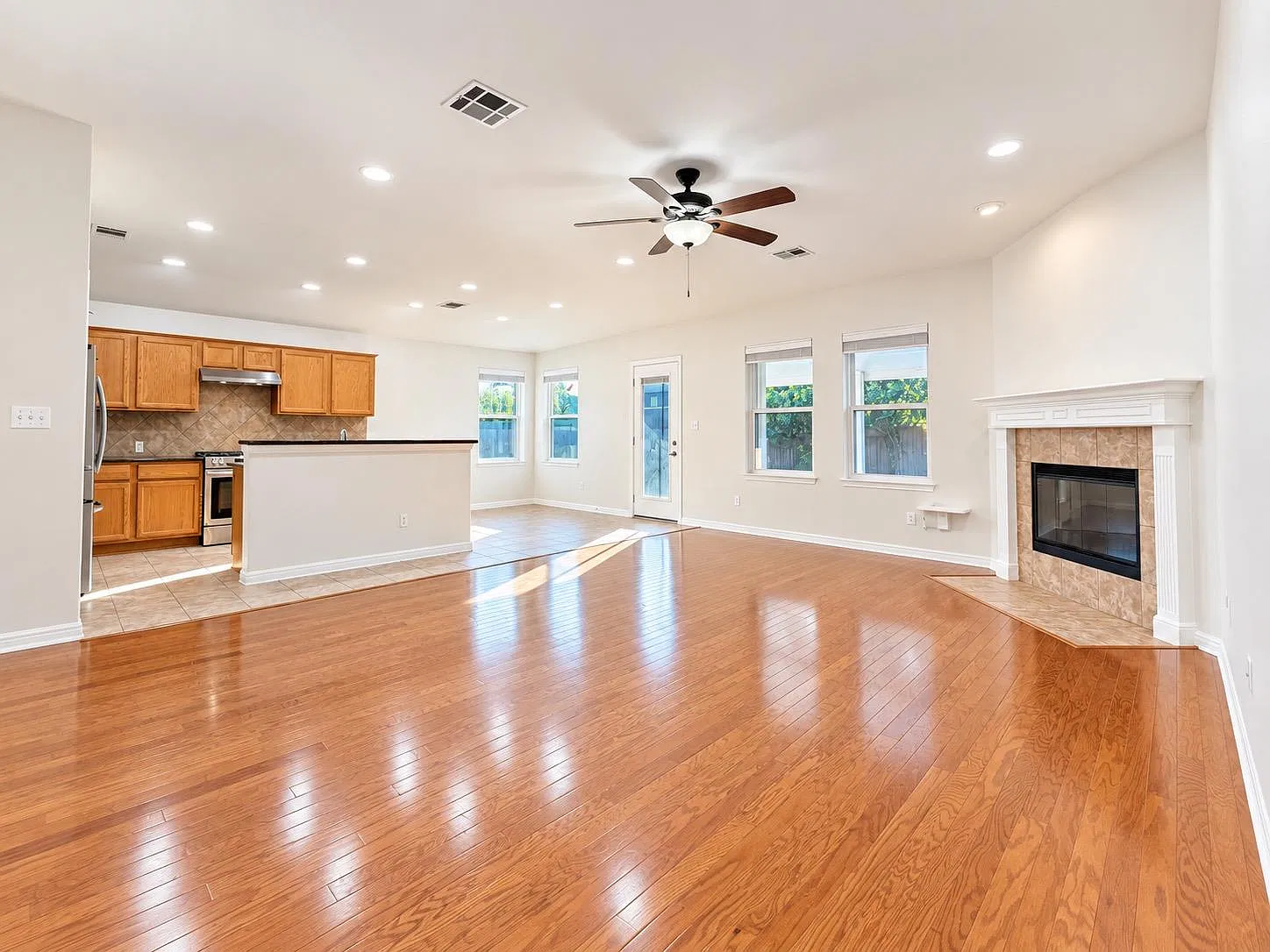 3 bed, 2.0 bath, 2335 sqft, $2,400 — Photo 4