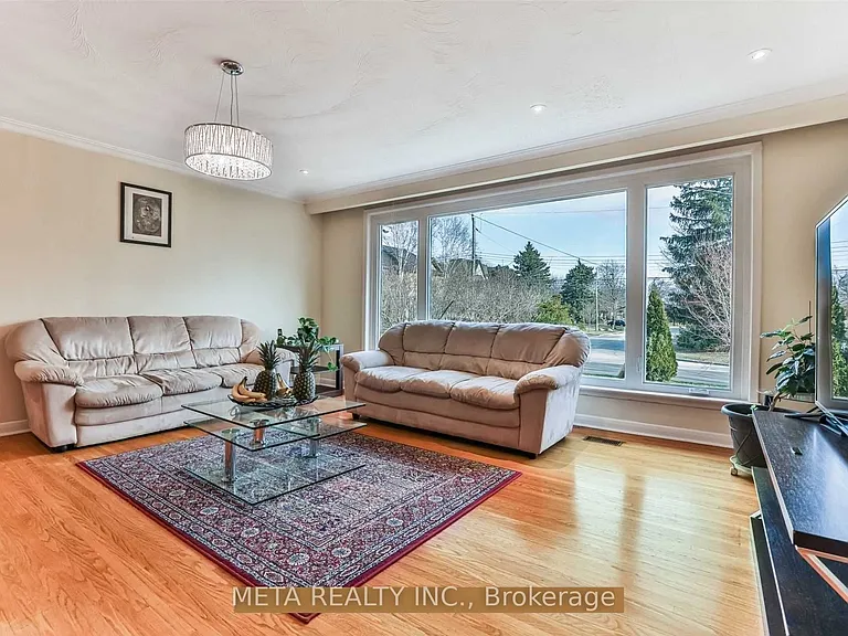 36 Dewlane Dr — Photo 3