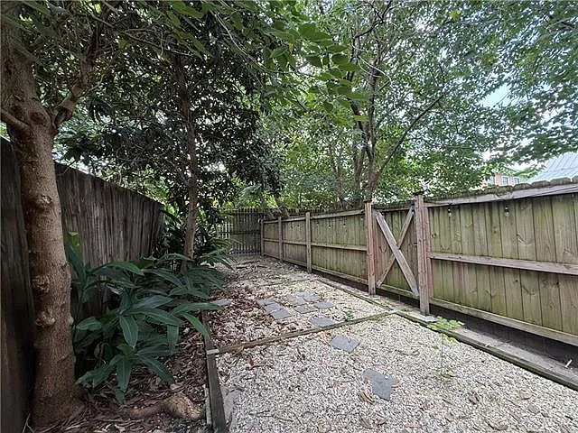 1016 N Robertson St — Photo 7
