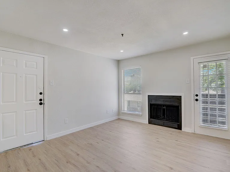 Moser Gardens Apartments — Photo 23