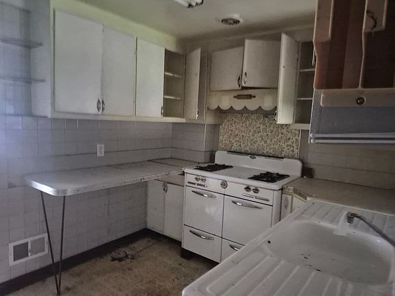 5th image of 726 E Grand Lake Blvd