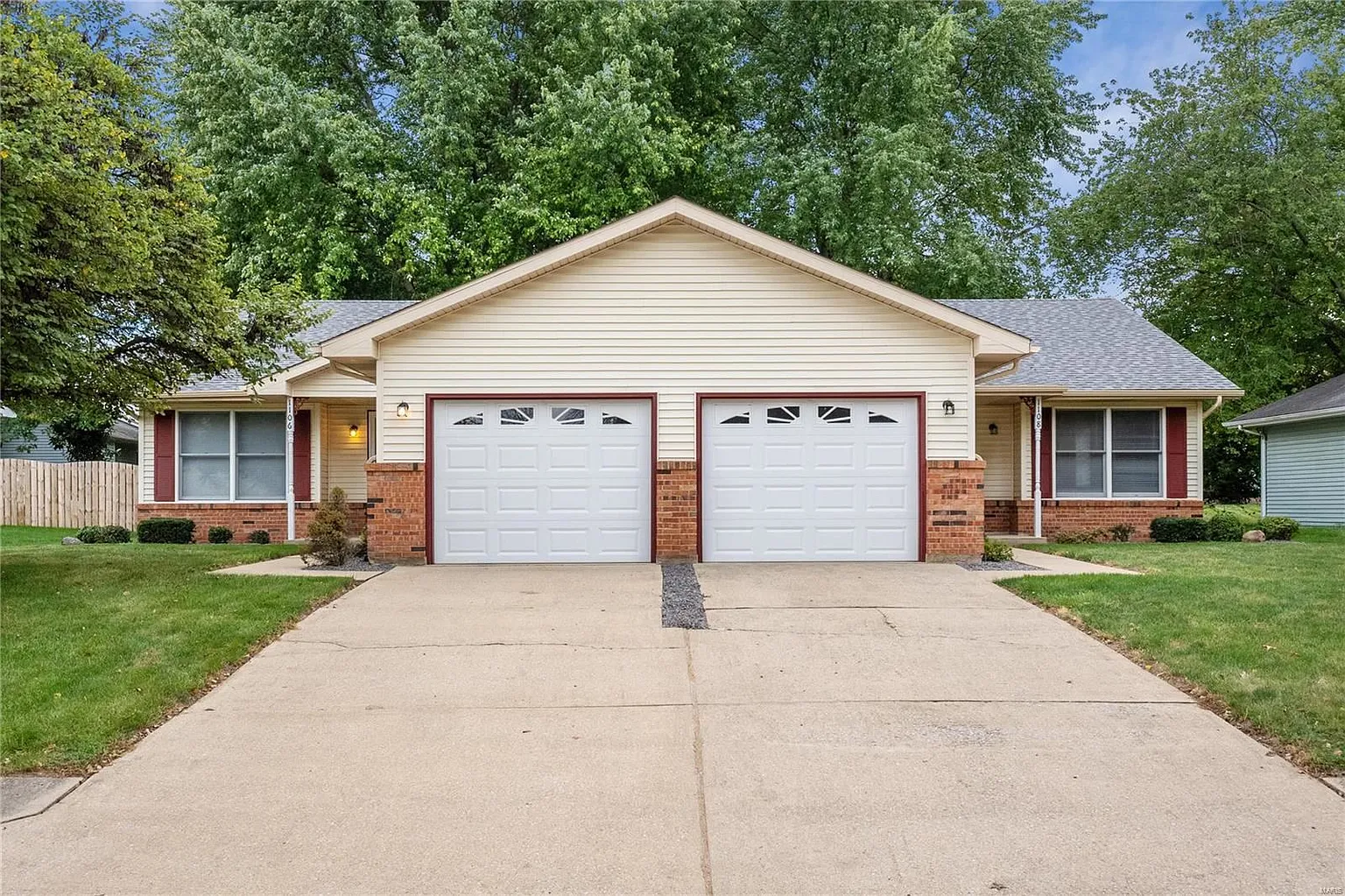 1106 Cobblestone Dr photo 1