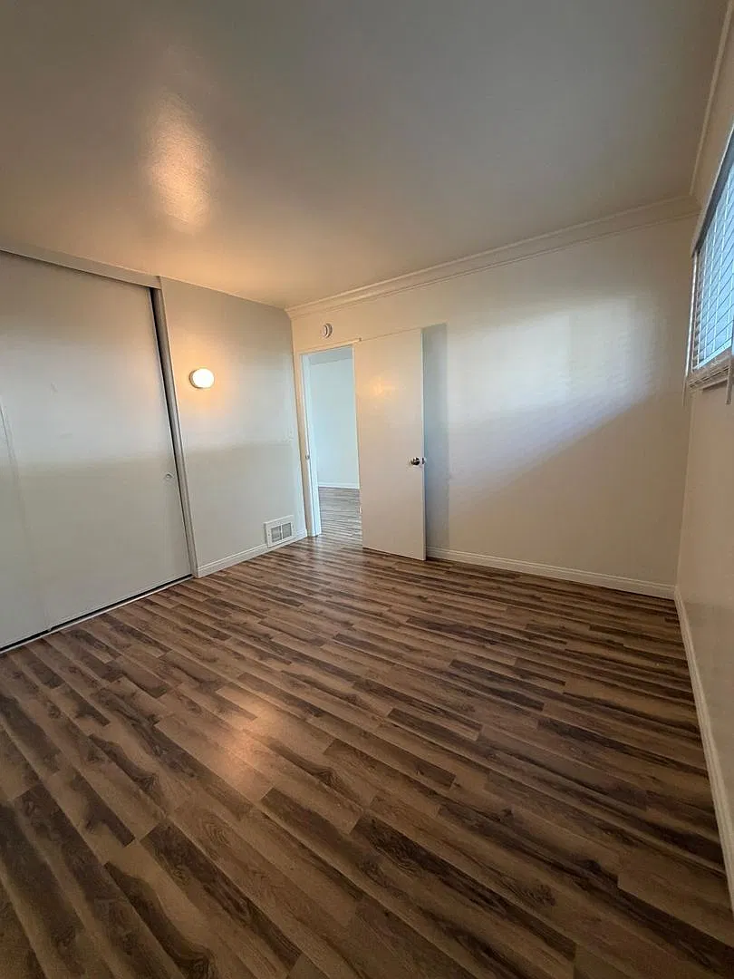 1035 Cliff Drive — Photo 4