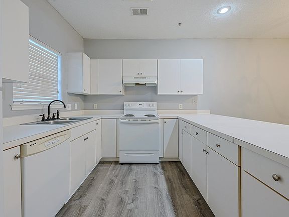 3rd image of 3935 Gladiola Ct. #203